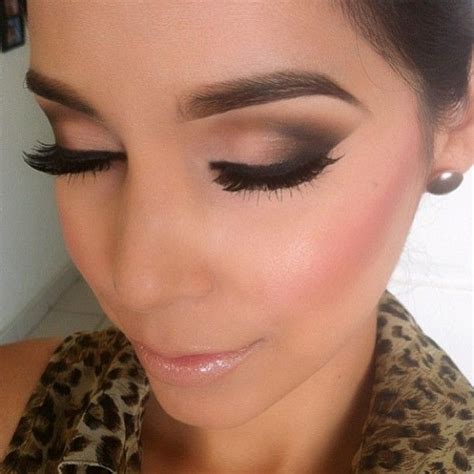 eye makeup with beige dress